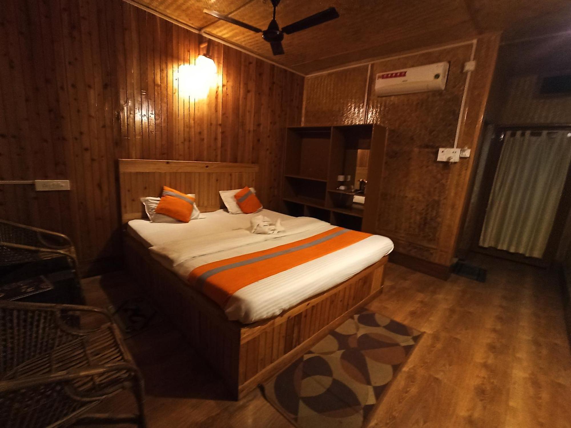 Grasshopper Jungle Queen Resort Chālsa Exterior photo